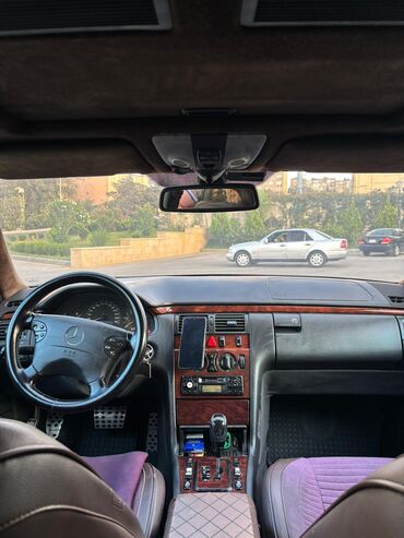 Mercedes-Benz: Mercedes-Benz E-Class (W210), ağ rəng, sedan gövdə. Xüsusiyyətlər: - — 8
