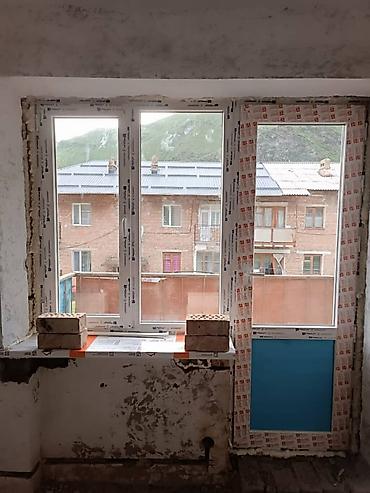 ПВХ-блок: окно с дверью на балкон - Конфигурация: трехсекционное окно