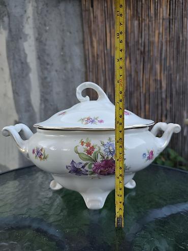 bacac diska statua: Predivna porcelanska supijera sa poklopcem, dekorisana cvetnim — 3