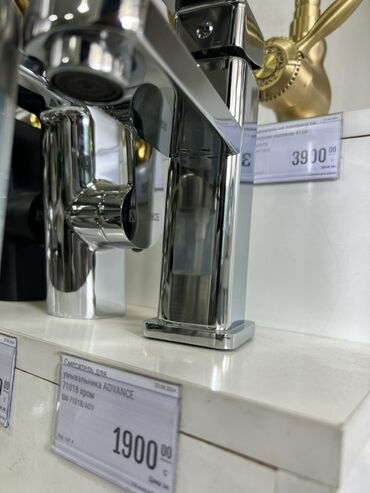 хромированные ручки: Однорычажный смеситель Advance 7101B, предназначенный для установки на