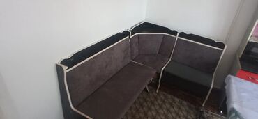 куххонный уголок: Угловой диван для кухни в современном стиле, выполненный в двухцветном