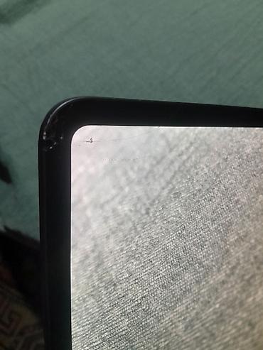17 pro max planshet: IPad 11 Pro M4. Şəkildə gördüynüz kimi Ekranın üz şüşəsində çat var — 2