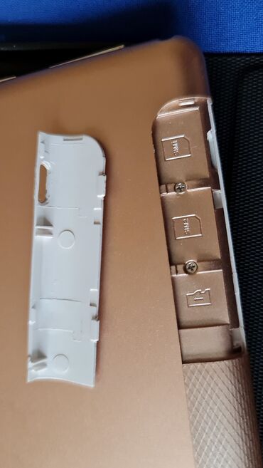 Tableti: Tablet sa maskom,blutut tastaturom, ima za 2 sim kartice, nov — 9