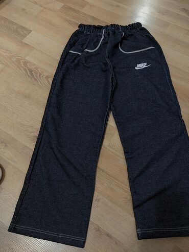 pantalone m tamno braon imaju dva zakopcavanja napred: Nike, Zvoncare, 128-134