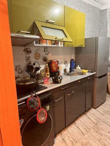 Asılqanlar: Mətbəx mebeli yuxarı hissəsi yaşıl, aşağı hissəsi boz rəngdədir. Divar