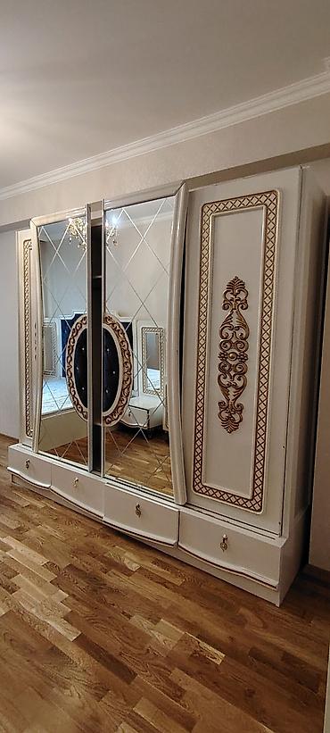 hamam ucun skaflar: Klassik üslubda böyük qarderob dolabı - Rəng: açıq krem, qızılı dekor — 1