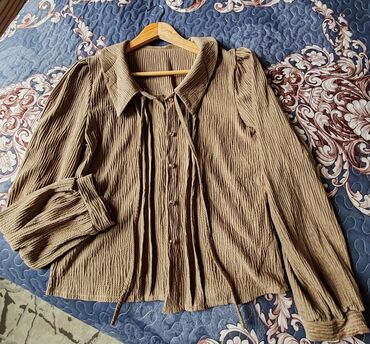 банты для волос: Qadın köynəyi – qəhvəyi/bej rəngdə, xırda pliseli (qırış teksturalı)