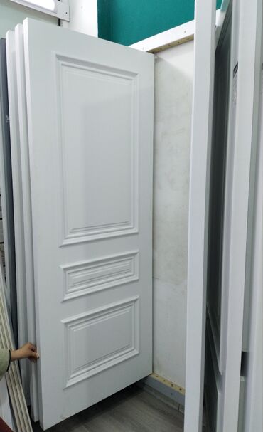 qapi setqasi: Ağ rəngli klassik interyer qapısı - Material: MDF və ya ağac əsaslı