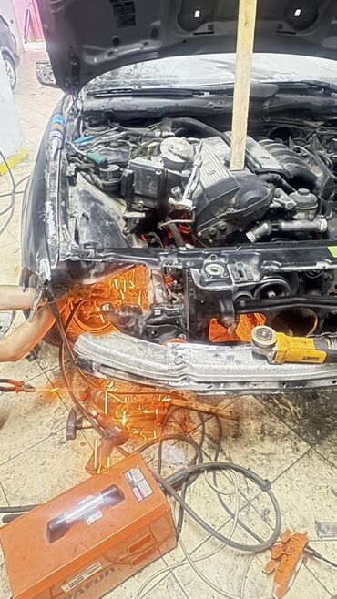 Yük daşımaları: Dəmirçi işləri ilə sizin xidmətinizdəyik. Avtomobilin ön hissəsində