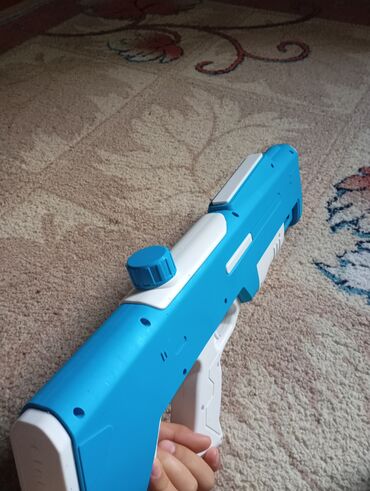 Игрушки: Водяной пистолет Water Gun (синий/белый) - Корпус из прочного