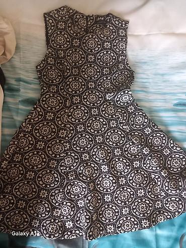 Haljine: Ženska haljina bez rukava, A-kroja. Crno-beli žakard/deblji tekstil sa — 1