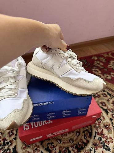белые шнурки: Кроссовки New Balance, белые - Лаконичный ретро‑дизайн с фирменной — 2