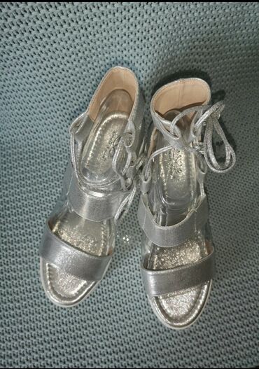 srebrne sandale na petu: Sandale, 37
