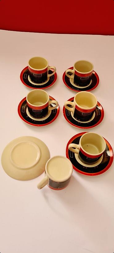 Kompleti posuđa: Servis 6 malih šoljica sa tacnom za kafu, motiv “CAFE’ LATTE”. - Nove — 6