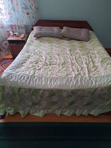 спальный кроват: Спальный гарнитур, Двуспальная кровать, Шкаф, Матрас, цвет - Красный, Б/у
