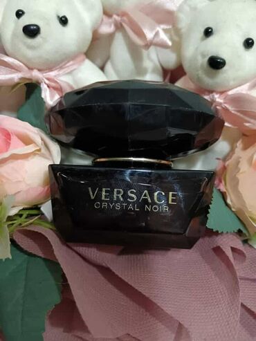 Parfemi: Crna bočica parfema Versace Crystal Noir sa fasetiranim čepom u obliku — 1