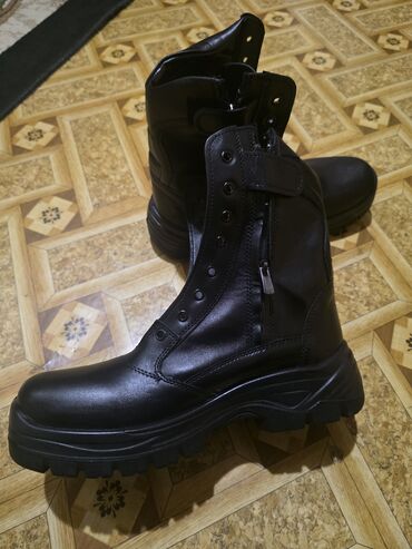 ботильоны с шипами: Qara rəngli taktiki/iş çəkmələri - Material: hamar dəri üst hissə, iç