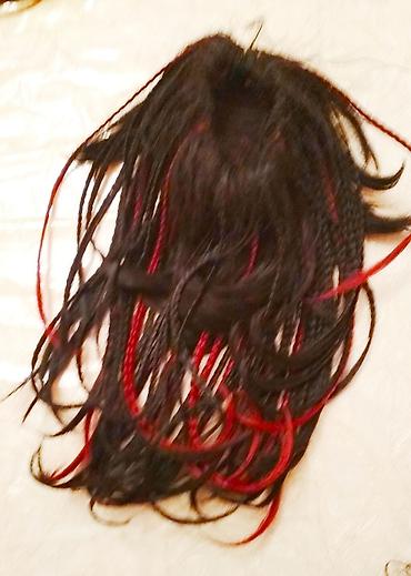 Другие головные уборы: 1. парик, пряди снизу черного цвета, сверху малинового цвета, челка и — 16