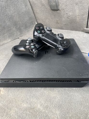 Видеоигры и приставки: Sony Playstation 4 slim с 2 контроллерами и 3 играми