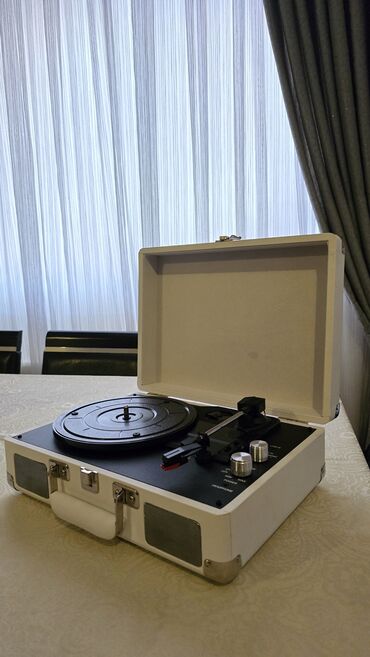 CD, DVD disklər və kassetlər: Çox gözəl Retro Qramafon və göz oxşuyan ağ rəng. Hədiyyəlik alanlar