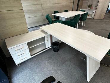 Ofis dəst mebeli: Ofis mebel dəsti Tərkib: - İş masası: L‑şəkilli, geniş iş səthi. Yan — 2