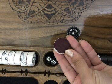 Nərdlər: Nərdi oynamağı sevənlər üçün hədiyyəlik Əl işi olan, üzərində oyma — 4