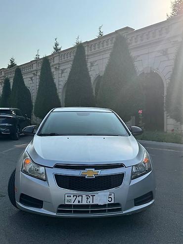 011 sekilleri: Chevrolet Cruze sedan – gümüşü rəngdə, şəhər və tras üçün praktik və — 9