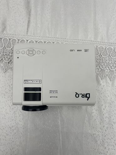 скупка проектора: Мультимедийный проектор HD (1280 x 720) / размер проекции до 100" /