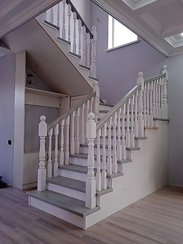 Деревянные лестницы: Деревянная лестница Для дома, Бесплатный замер, Вид дерева: Сосна, Форма лестницы: Много-маршевая, Стиль: Классический — 22