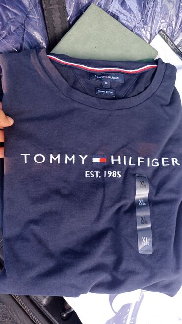сумку tommy hilfiger: Тёмно-синяя футболка Tommy Hilfiger с круглым вырезом. На груди