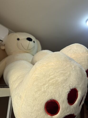 карагат фото: Большой плюшевый медведь кремового цвета. - Материал: мягкий плюш с at lalafo.kg карагат фото: Большой плюшевый медведь кремового цвета. - Материал: мягкий плюш с
