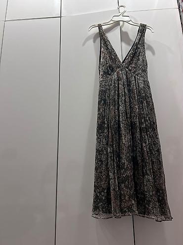 ZARA Basic haljina - Model: midi dužina, lepršav kroj - Dekolte