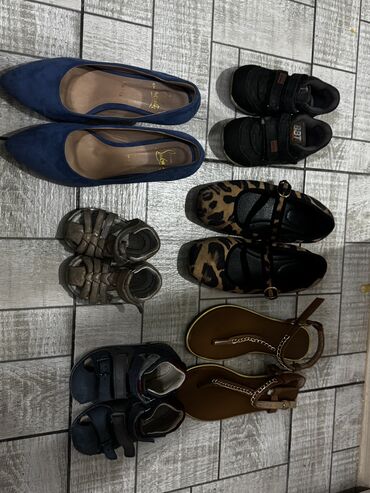 отдам вещи нуждающимся: Отдам даром Синие каблуки 37 размер Синяя дет обувь 23 размер