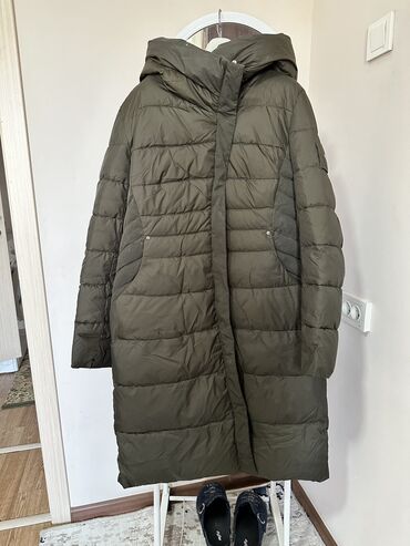 Пуховики и зимние куртки: Продаю 1) зимняя куртка размер 48 - 3000 сом 2) Деми куртка размер — 3