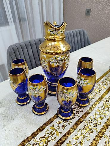 nahar servisi: Mavi-qızılı rəng çalarlarında zərif işlənmiş şüşə qrafin və bakal — 1