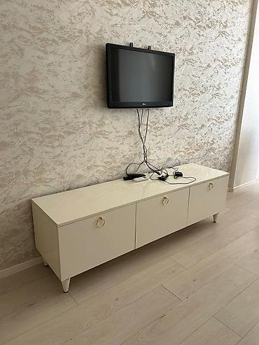 hy320 mini: Ağ rəngli TV altlığı / media konsolu - Minimalist dizayn, parlaq səth — 1