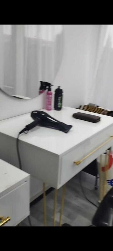 Salon masaları: İşlənmiş, Makiyaj üçün masa, Güzgülü