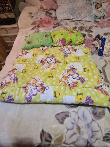 детские кроватки с люлькой внутри: Продам детское одеялко (82см/132см) и подушки для детской кроватки