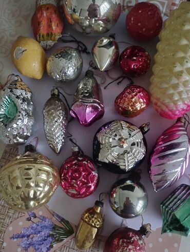 Ёлочные шары и украшения: Продаю новогодние игрушки. - Красные глянцевые шарики разных размеров — 3