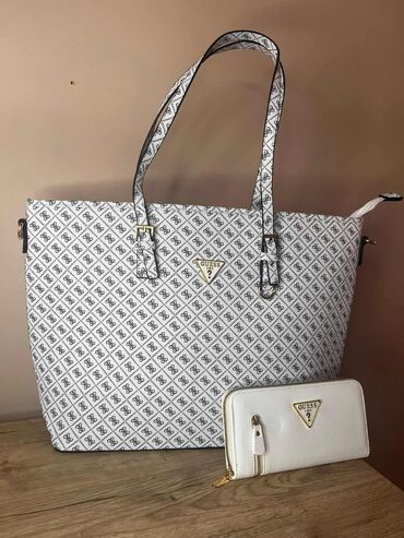 Torbe: Guess ❤️
Novčanik:
Cena 1750 din. +ptt 📌
Torbica:
Cena 2900 din +ptt 📌 — 12