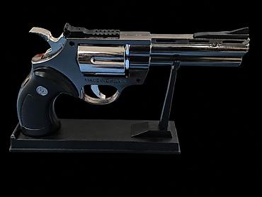 oyuncaq kran: Alışqan tapança - Parlaq metal effektli revolver (üstündə “Made in — 2