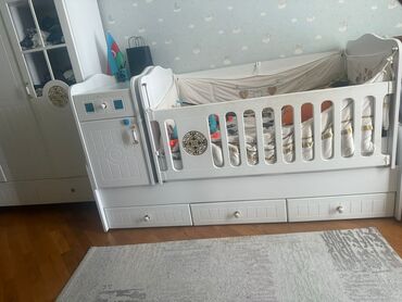 Uşaq və gənc otağı üçün dəstlər: Oğlan və qız üçün, İşlənmiş, Dördbucaq, Beşik, Matras ilə, Yellənmə mexanizm ilə