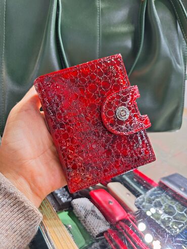 Кошельки: Компактный женский кошелёк с кнопочной застёжкой. Особенности: - — 7