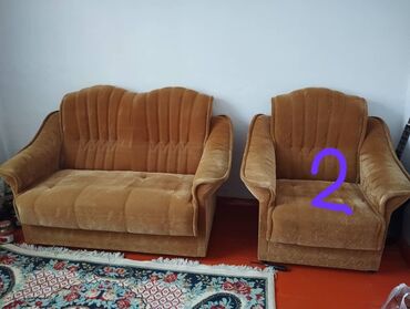 диван с креслом: Прямой диван, цвет - Золотой, Б/у