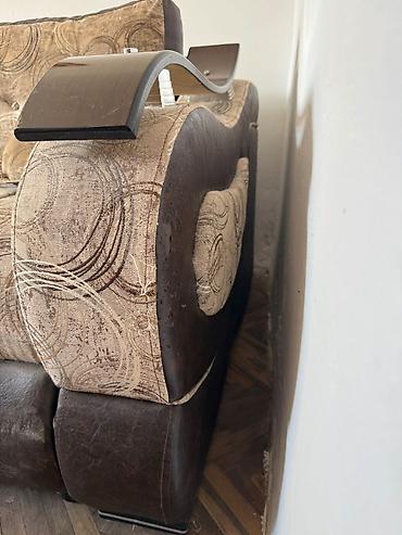 plave stolice: Krevet je potpuno ispravan, stabilan i očuvan. Sve je čitavo osim — 1