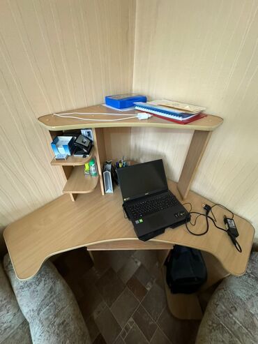 дубовый стол: Компьютерный Стол, цвет - Бежевый, Б/у