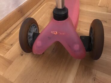 Trotineti, skejtbordovi i hoverbordovi: Micro trotinet Sa torbicom U super stanju na Zvezdari moguce — 10