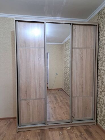 шкаф купе 3 х дверный с зеркалом: Шкаф для одежды, Б/у, Прямой, Железо