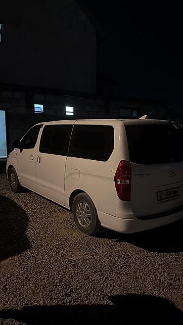 w210 e320: Hyundai Starex (H-1) белого цвета — вместительный пассажирский — 1