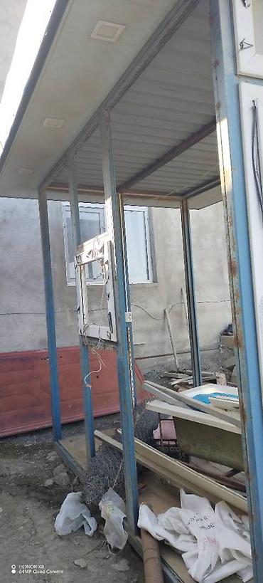Budkalar, köşklər: 5 kv.m budka satılır. Qiymətdə razılaşmaq olar։ şüşələri var — 2